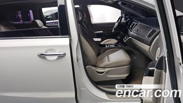 Kia Carnival 2017 thumb 2
