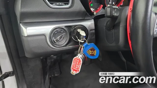 Porsche Cayman 2018 thumb 3