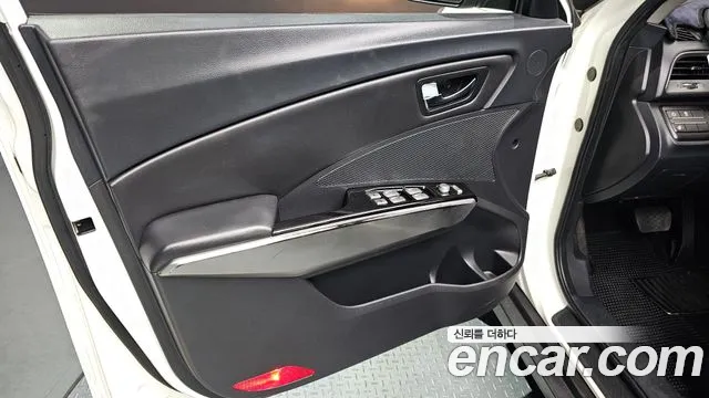 KG_Mobility_Ssangyong TIBOLI 2015 thumb 3