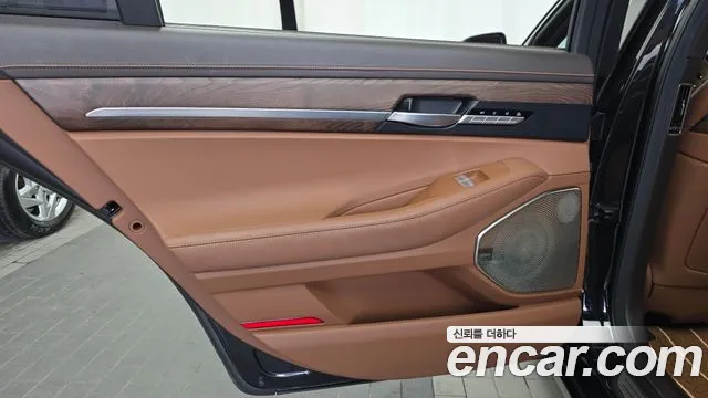 Genesis G90 2018 thumb 2