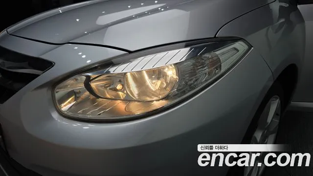 Renault Fluence 2011 thumb 9