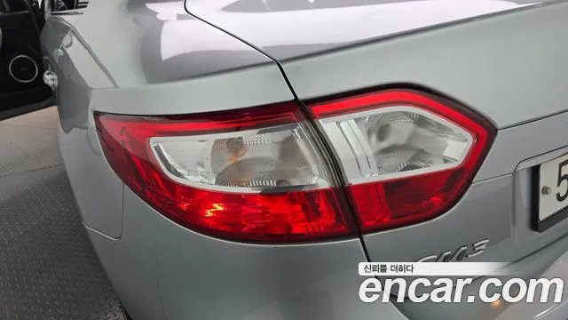 Renault Fluence 2011 thumb 10