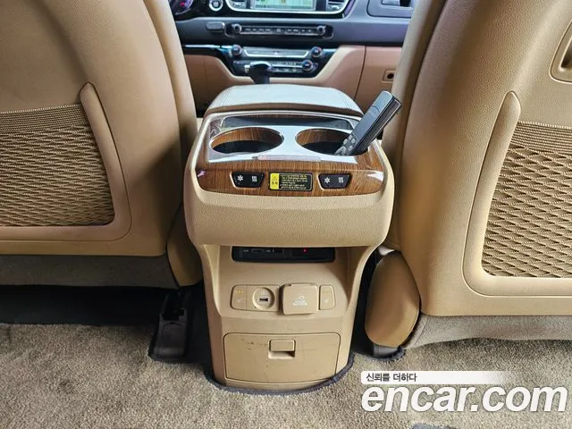Kia Carnival 2015 thumb 11
