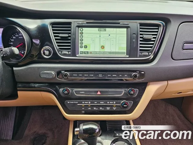 Kia Carnival 2015 thumb 12