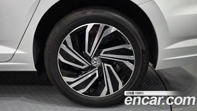 Volkswagen Jetta 2021 thumb 2