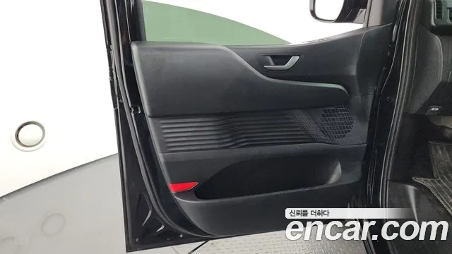 Hyundai Staria 2023 thumb 4