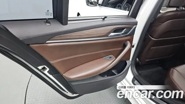 BMW 5 серии 2017 thumb 10
