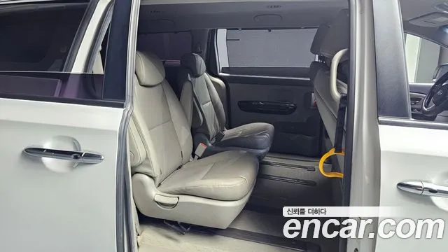 Kia Carnival 2015 thumb 12