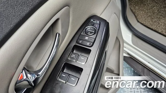 Kia Carnival 2015 thumb 8