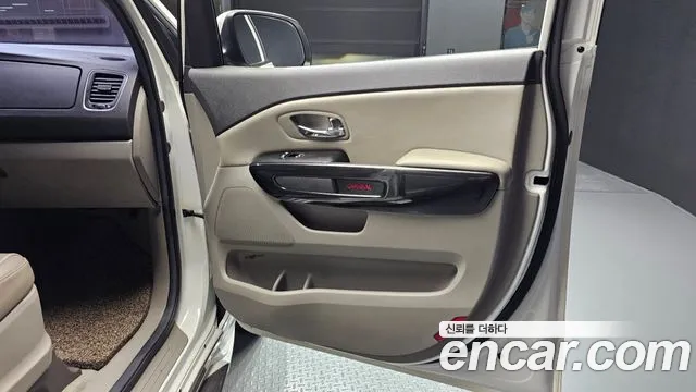 Kia Carnival 2015 thumb 6
