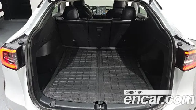 Tesla Model Y 2021 thumb 12