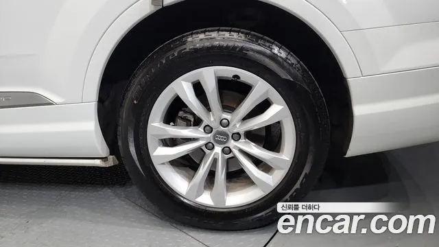 Audi Q7 2019 thumb 12