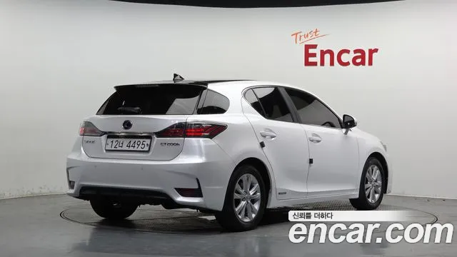 Lexus CT200h 2016 thumb 11