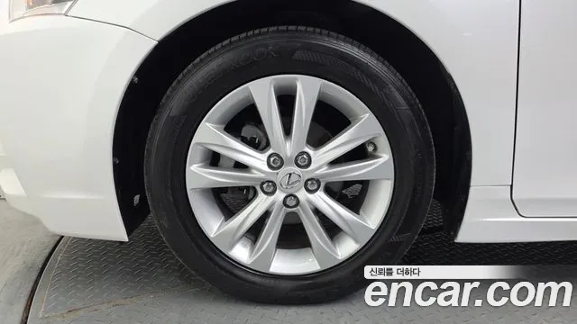 Lexus CT200h 2016 thumb 12