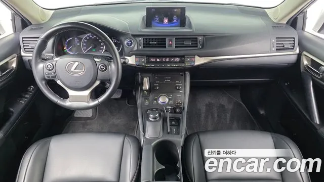 Lexus CT200h 2016 thumb 10