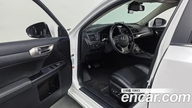 Lexus CT200h 2016 thumb 8