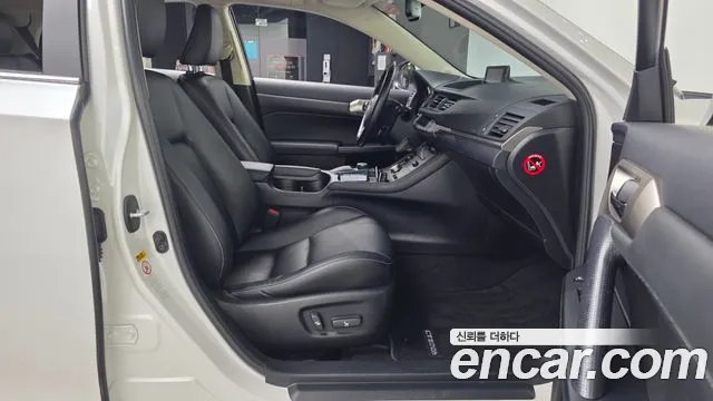 Lexus CT200h 2016 thumb 3