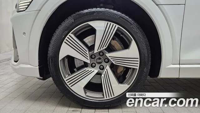Audi e-tron 2021 thumb 4