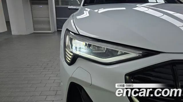 Audi e-tron 2021 thumb 6
