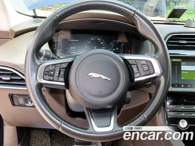 Jaguar F-Pace 2018 thumb 12