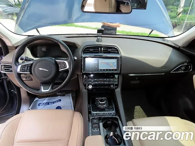 Jaguar F-Pace 2018 thumb 11