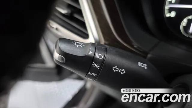 Genesis G90 2017 thumb 8