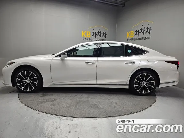 Lexus LS 2022 thumb 10