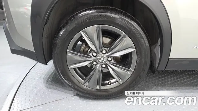 Lexus UX 2019 thumb 11