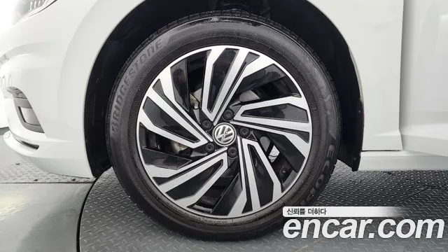 Volkswagen Jetta 2021 thumb 3
