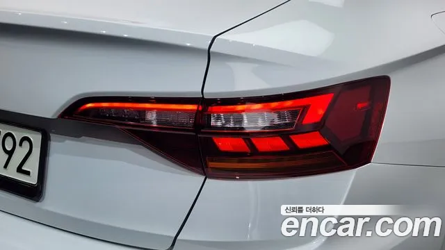 Volkswagen Jetta 2021 thumb 2