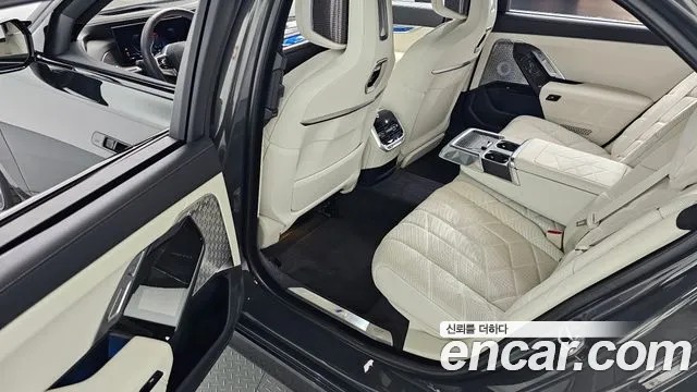 BMW i7 2025 thumb 10