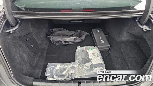 BMW i7 2025 thumb 11