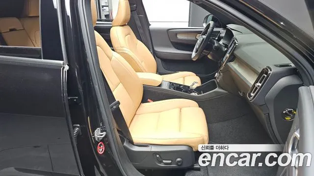 Volvo XC40 2019 thumb 3