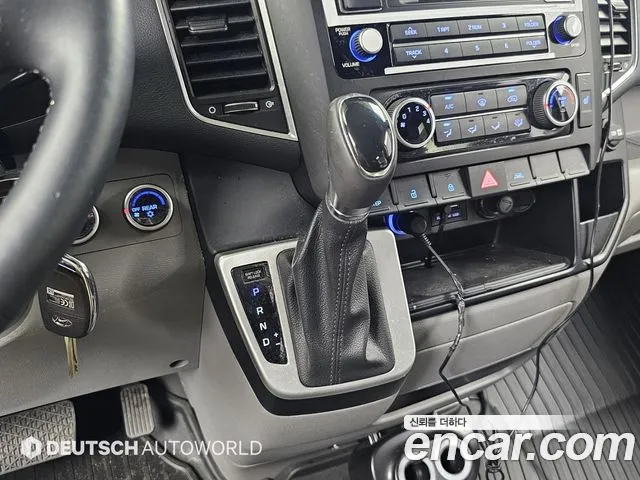Hyundai Staria 2024 thumb 11