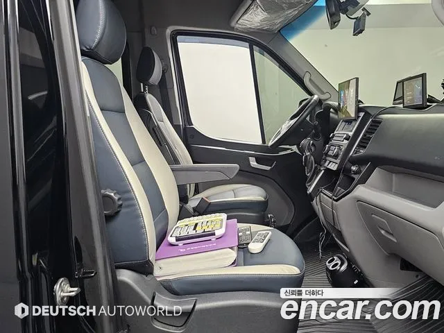 Hyundai Staria 2024 thumb 4