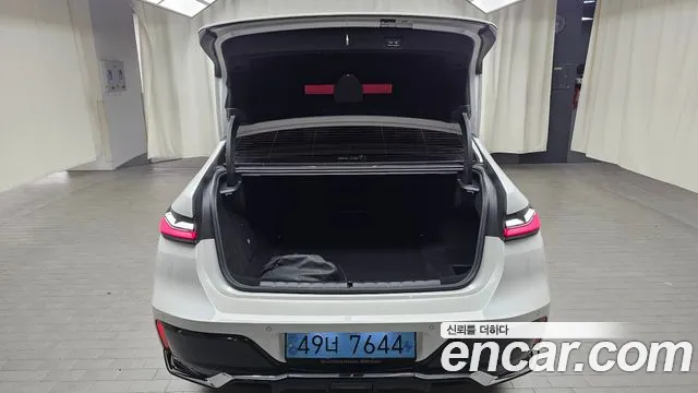 BMW i7 2023 thumb 8