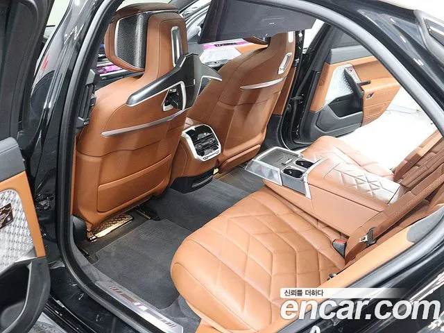 BMW i7 2023 thumb 9