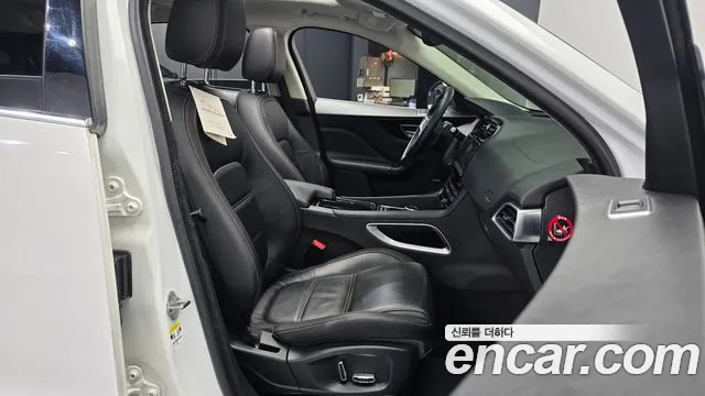 Jaguar F-Pace 2019 thumb 12