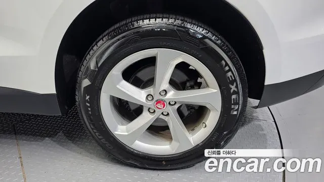 Jaguar F-Pace 2019 thumb 10