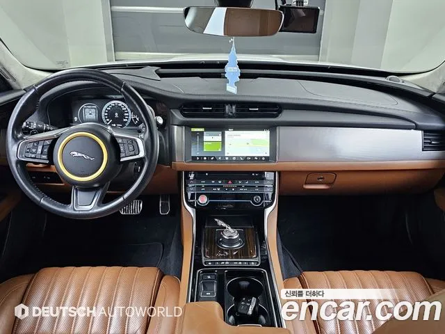 Jaguar XF 2019 thumb 11
