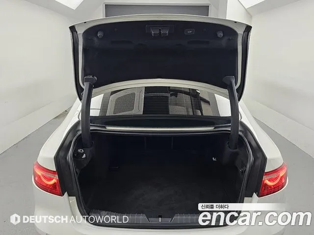 Jaguar XF 2019 thumb 5