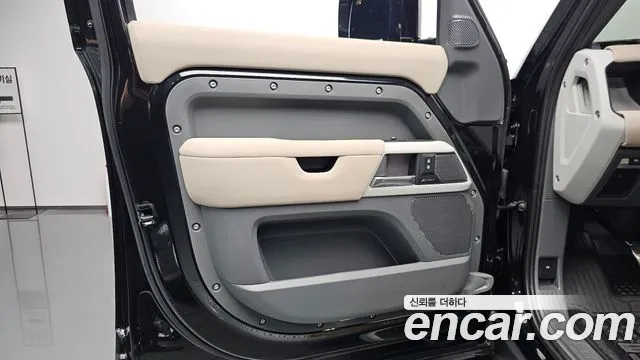 Land Rover Defender 2020 thumb 7