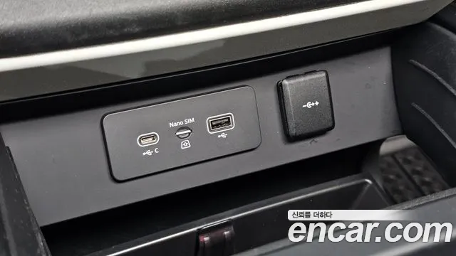 Land Rover Defender 2020 thumb 10