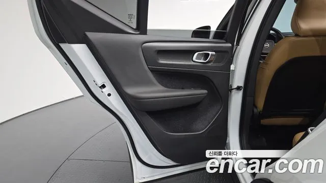 Volvo XC40 2020 thumb 2