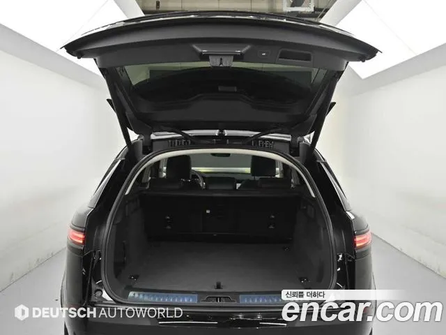 Land Rover Range Rover Velar 2025 thumb 12