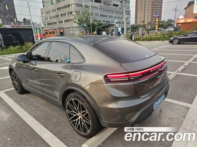 Porsche Macan 2025 thumb 2