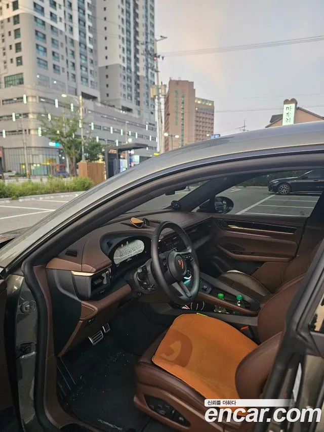 Porsche Macan 2025 thumb 10