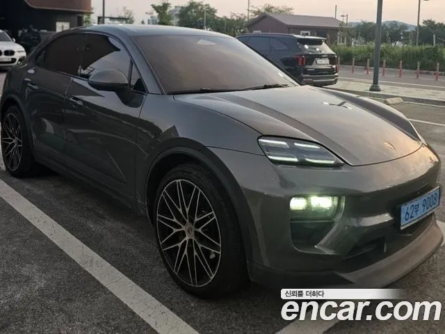 Porsche Macan 2025 thumb 12