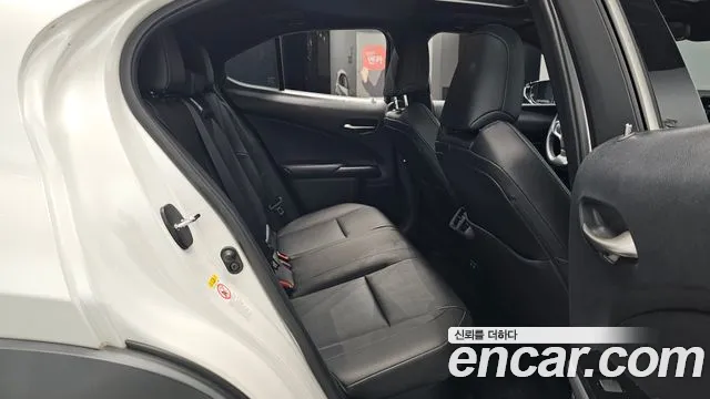 Lexus UX 2019 thumb 3