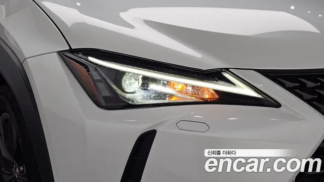 Lexus UX 2019 thumb 8